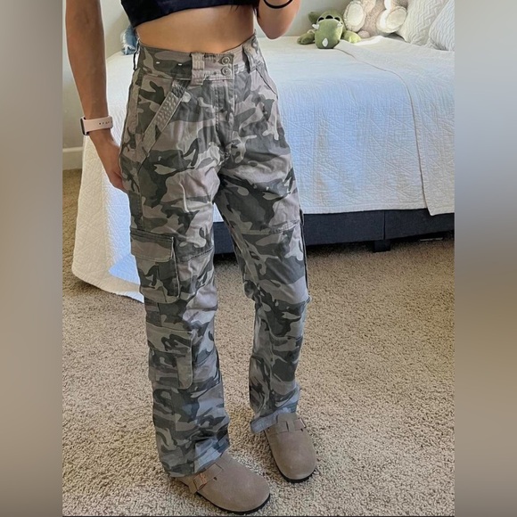 Women’s Abercrombie & Fitch - Curve Love- Relaxed Fit - Camo Cargo Pants - Picture 1 of 7